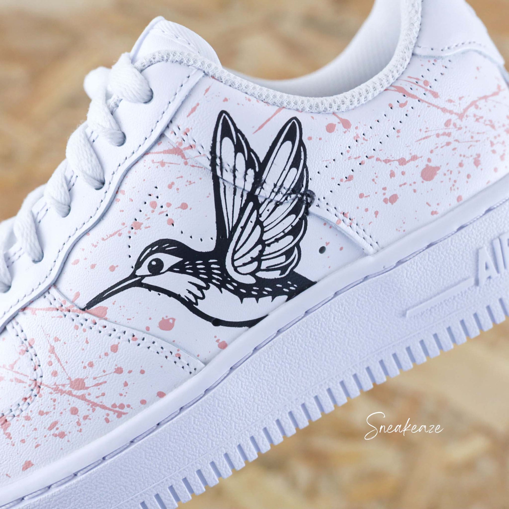 Air Force 1 custom Hummingbird Splash, baskets Nike avec dessin de colibri et éclaboussures pastel, modèle unique pour fans de nature