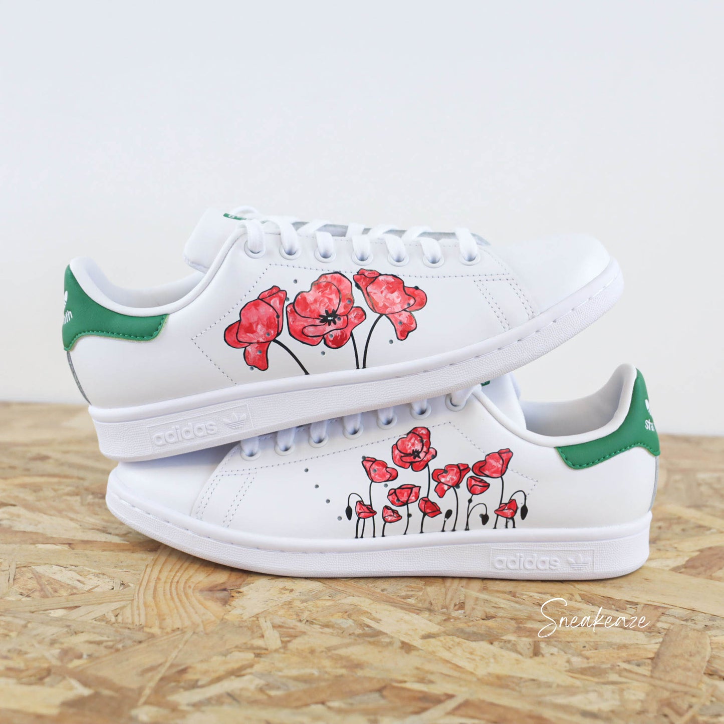 Baskets customisées adidas stan smith custom coquelicot rouge peinture aquarelle poppy watercolor sneakeaze customs skz