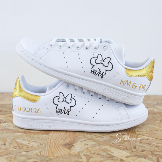 Adidas Stan smith custom pour mariage thème Disney. Dessins de Mickey et Minnie Mr & Mrs - inscription de la date et des initiales des mariés. Talon peint à la main.