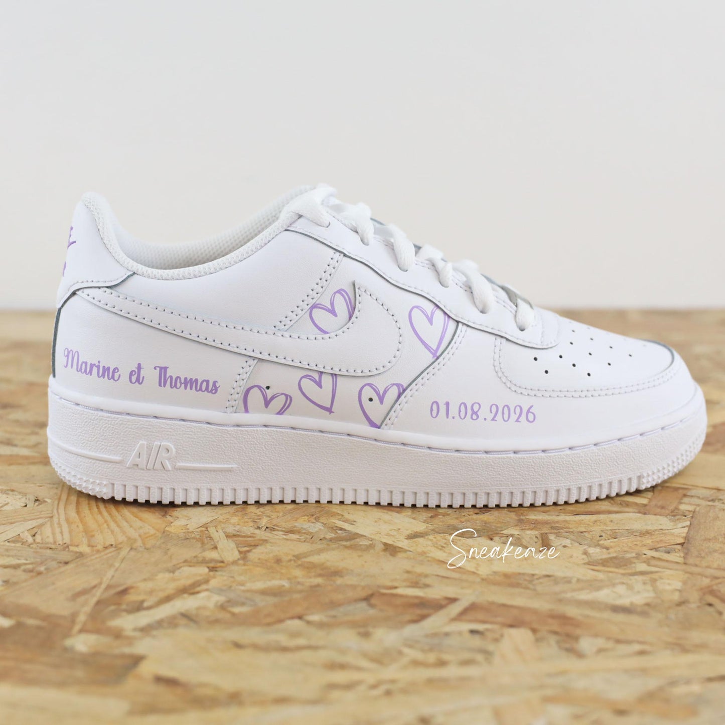 Nike Air Force 1 mariage - paire de sneakers coeurs personnalisable pour votre mariage avec prénoms et date du jour J couleur lila