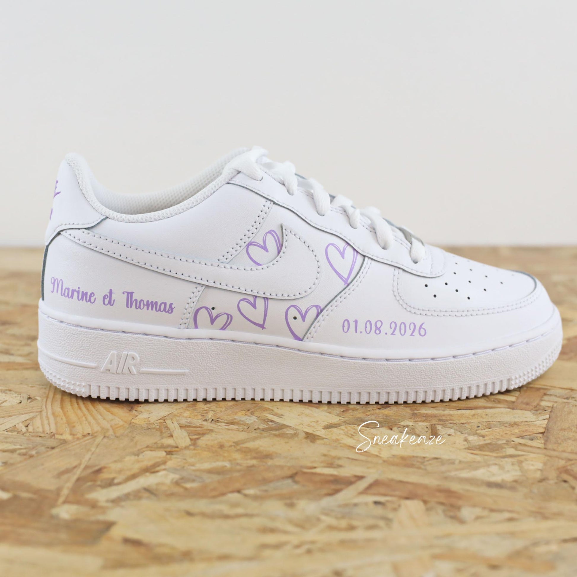 Nike Air Force 1 mariage - paire de sneakers coeurs personnalisable pour votre mariage avec prénoms et date du jour J couleur lila