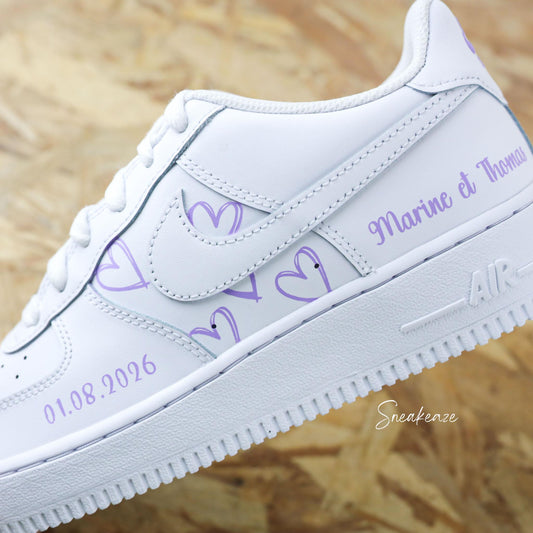 Nike Air Force 1 mariage - paire de sneakers coeurs personnalisable pour votre mariage avec prénoms et date du jour J couleur lila