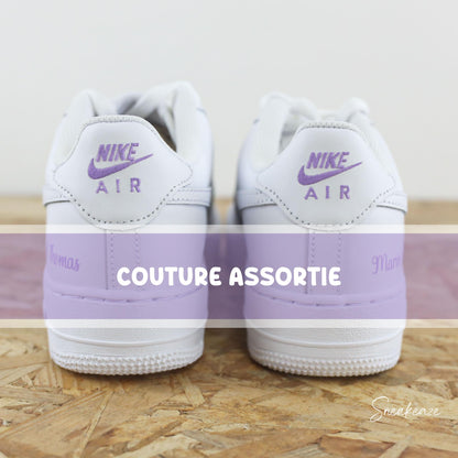 Nike Air Force 1 mariage - paire de sneakers coeurs personnalisable pour votre mariage avec prénoms et date du jour J couleur lila