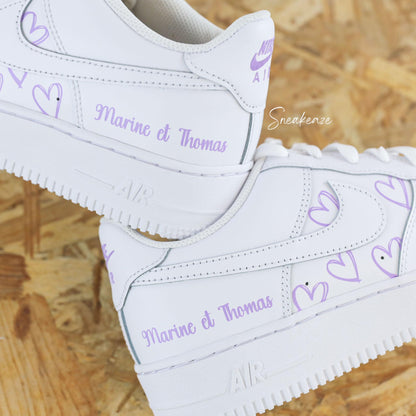 Nike Air Force 1 mariage - paire de sneakers coeurs personnalisable pour votre mariage avec prénoms et date du jour J couleur lila
