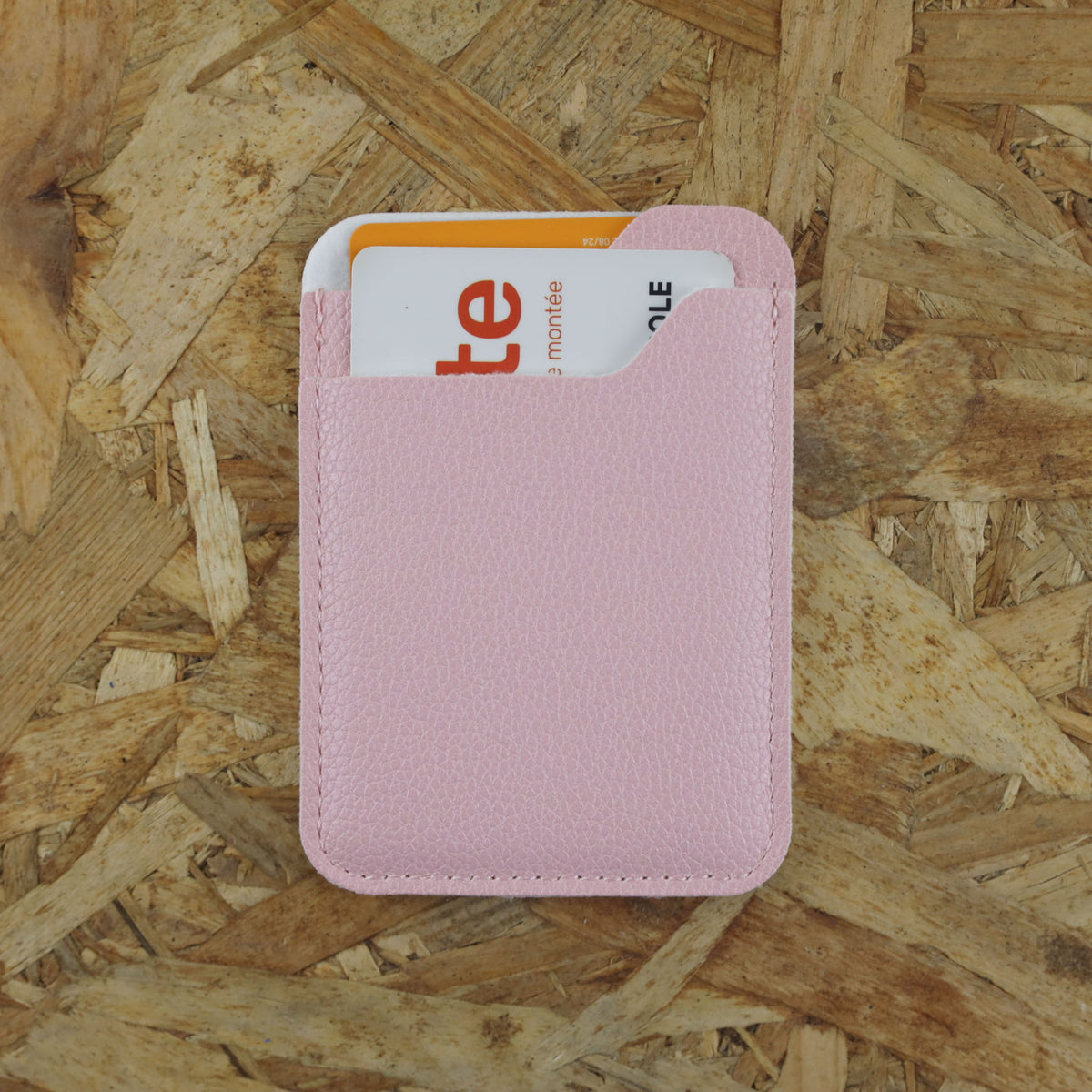 Porte-carte en simili cuir rose poudré personnalisé avec initiales et motif de mains entrelacées formant un cœur, parfait comme cadeau d'invité de mariage romantique