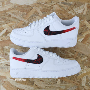 Baskets Nike Air force 1 custom - swoosh Bulls splash noir et rouge - sneakeaze customs skz