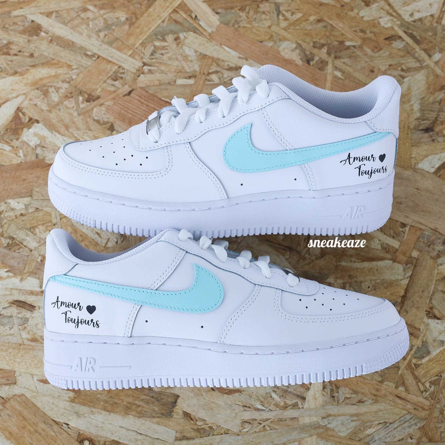 Nike Air Force 1 basses blanches en cuir, Démarquez-vous avec une paire de sneakers personnalisable avec l'inscription "amour toujours", des baskets qui sortent vraiment de l’ordinaire pour le jour J. Je dis OUI !