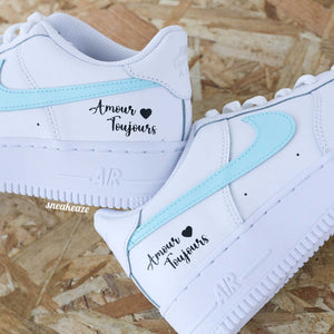 Nike Air Force 1 basses blanches en cuir, Démarquez-vous avec une paire de sneakers personnalisable avec l'inscription "amour toujours", des baskets qui sortent vraiment de l’ordinaire pour le jour J. Je dis OUI !