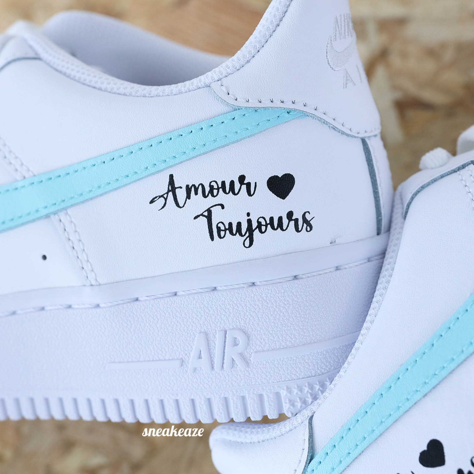 Nike Air Force 1 basses blanches en cuir, Démarquez-vous avec une paire de sneakers personnalisable avec l'inscription "amour toujours", des baskets qui sortent vraiment de l’ordinaire pour le jour J. Je dis OUI !