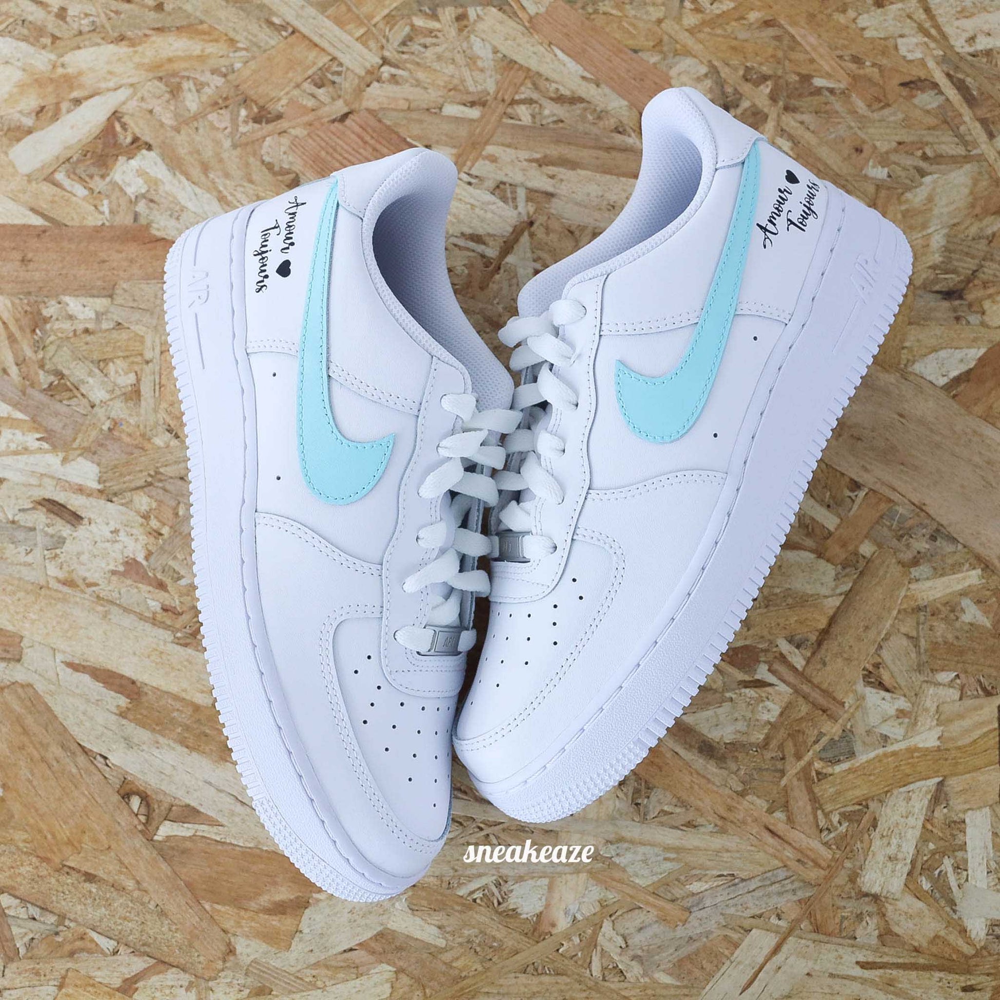 Nike Air Force 1 basses blanches en cuir, Démarquez-vous avec une paire de sneakers personnalisable avec l'inscription "amour toujours", des baskets qui sortent vraiment de l’ordinaire pour le jour J. Je dis OUI !