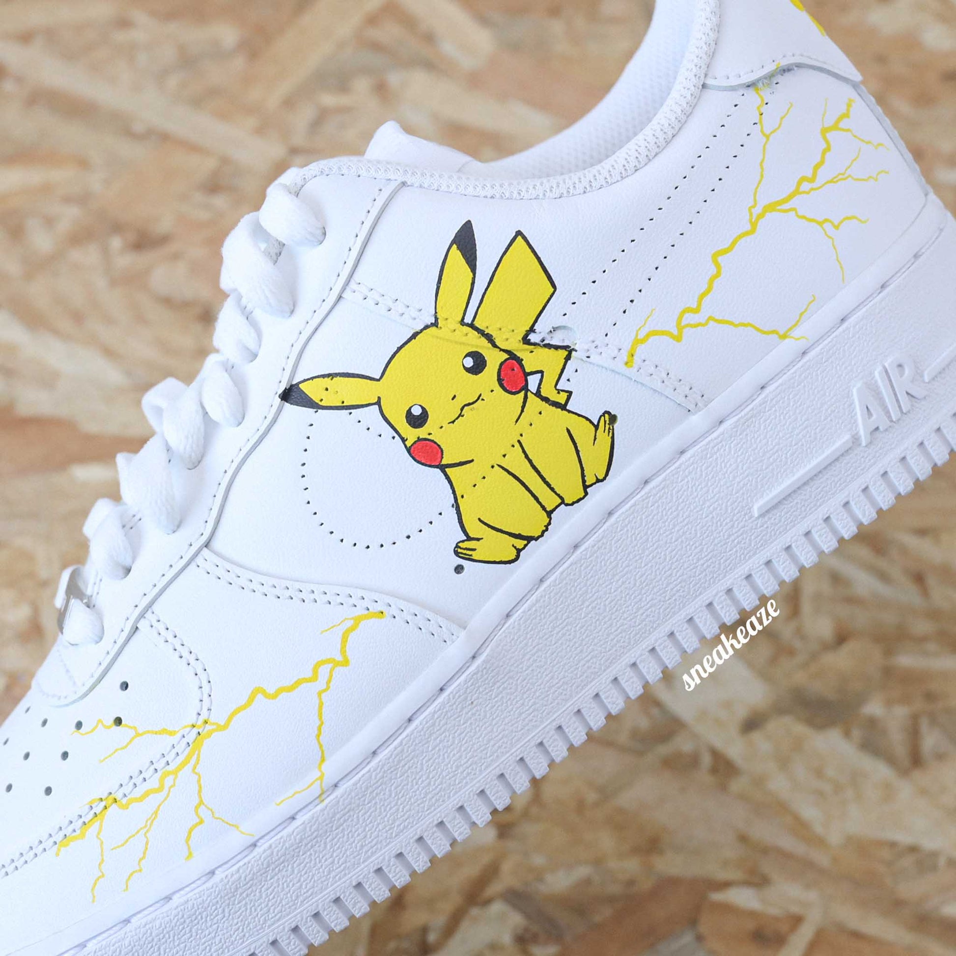 Baskets Nike Air force 1 custom pikachu pokemon sneakers dessin sneakeaze customs skz AF1