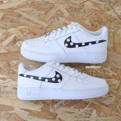 Baskets customs nike air force 1 AF1 swoosh black daisy marguerites fleur sneakeaze skz customs