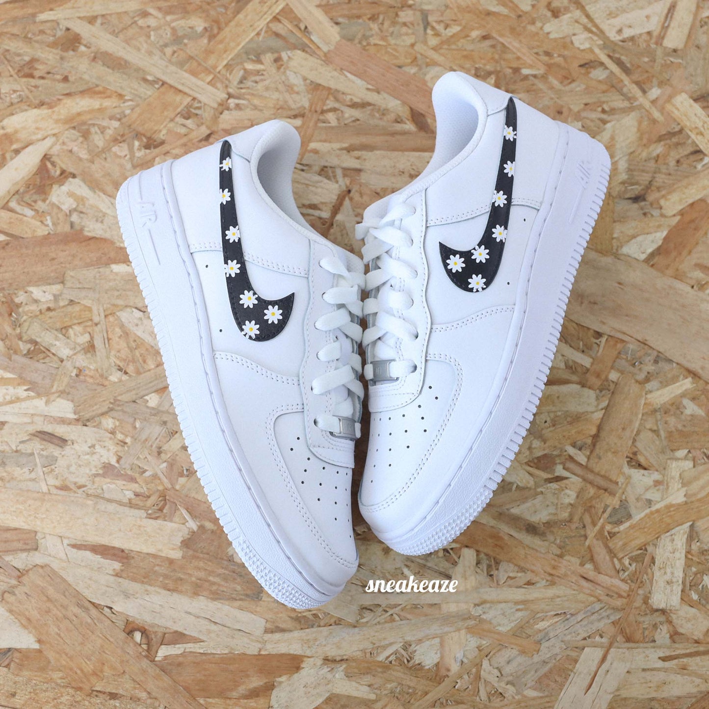 Baskets customs nike air force 1 AF1 swoosh black daisy marguerites fleur sneakeaze skz customs