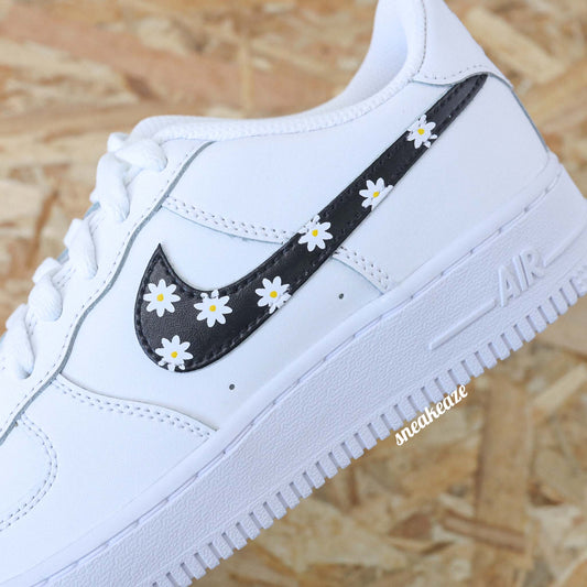 Baskets customs nike air force 1 AF1 swoosh black daisy marguerites fleur sneakeaze skz customs