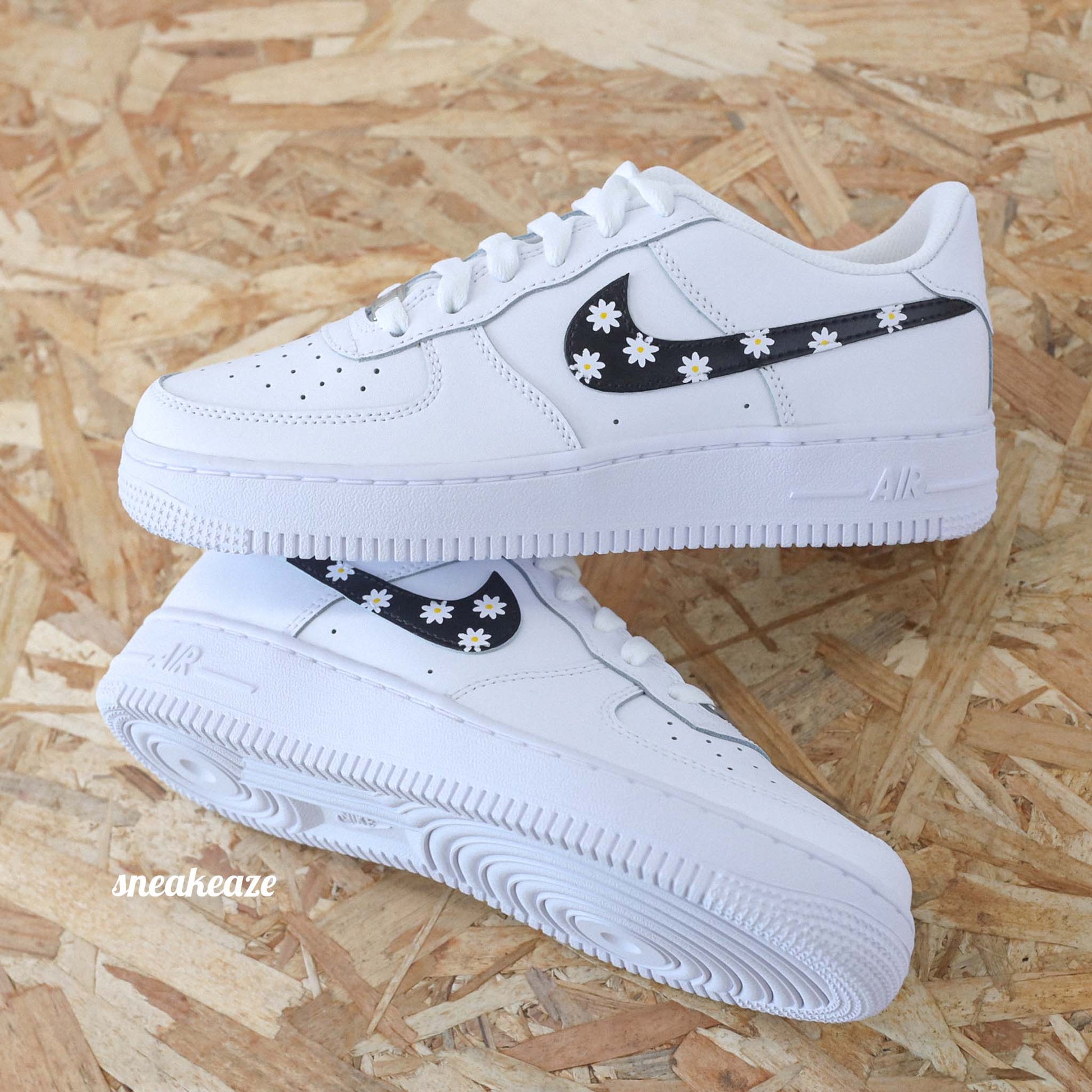 Baskets customs nike air force 1 AF1 swoosh black daisy marguerites fleur sneakeaze skz customs