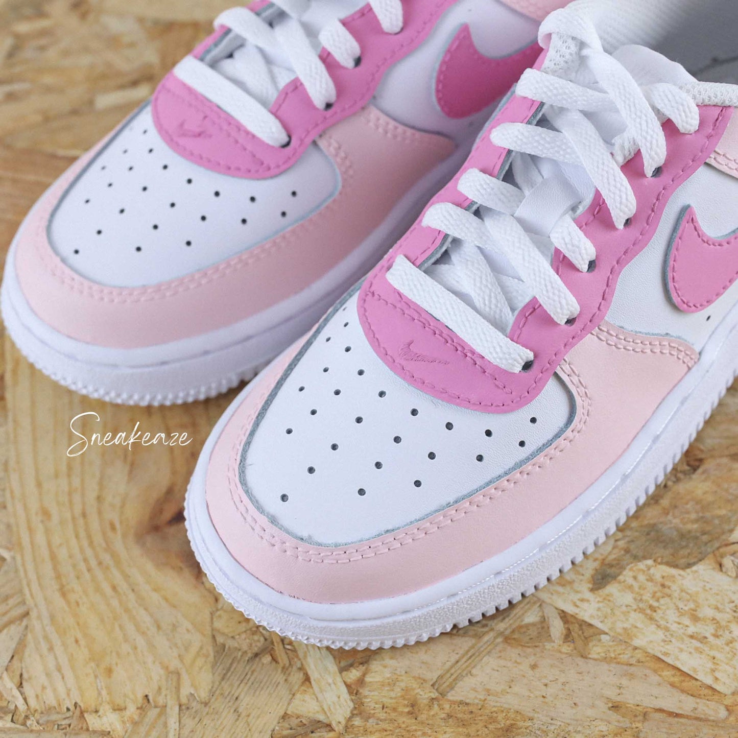 Baskets nike air force 1 custom enfant - barbie girl couleur baby pink - sneakeaze skz customs