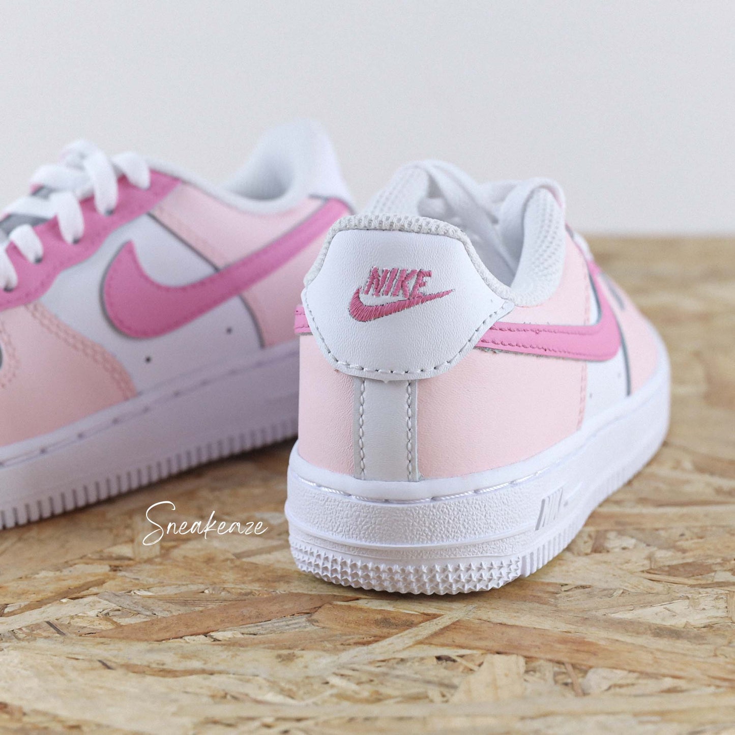 Baskets nike air force 1 custom enfant - barbie girl couleur baby pink - sneakeaze skz customs