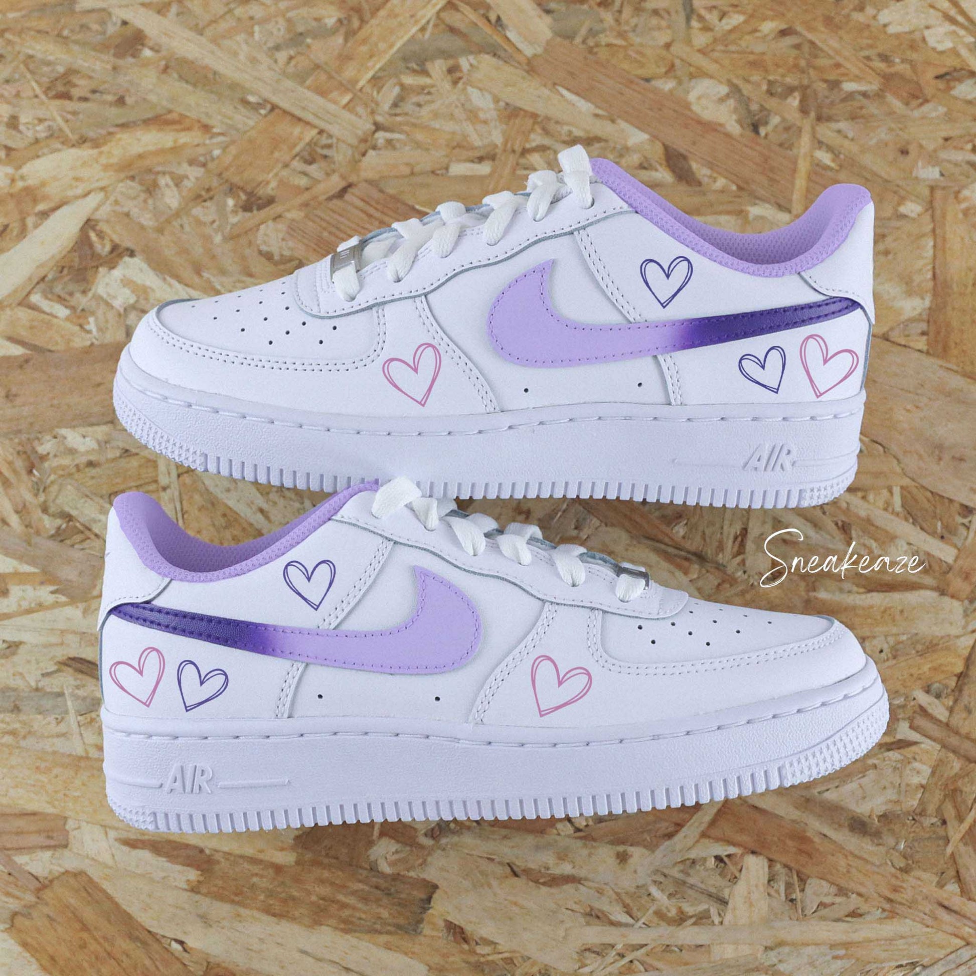 baskets violette nike air force 1 coeur pastel - chaussures personnalisées couleur lila - dessins coeurs peints à la main sneakeaze customs skz