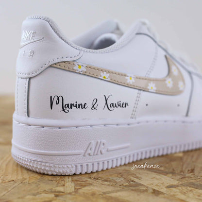 Nike Air Force 1 basses blanches en cuir custom, Démarquez-vous avec une paire de sneakers personnalisable pour votre mariage qui sort vraiment de l’ordinaire pour le jour J. Je dis OUI ! wedding day.