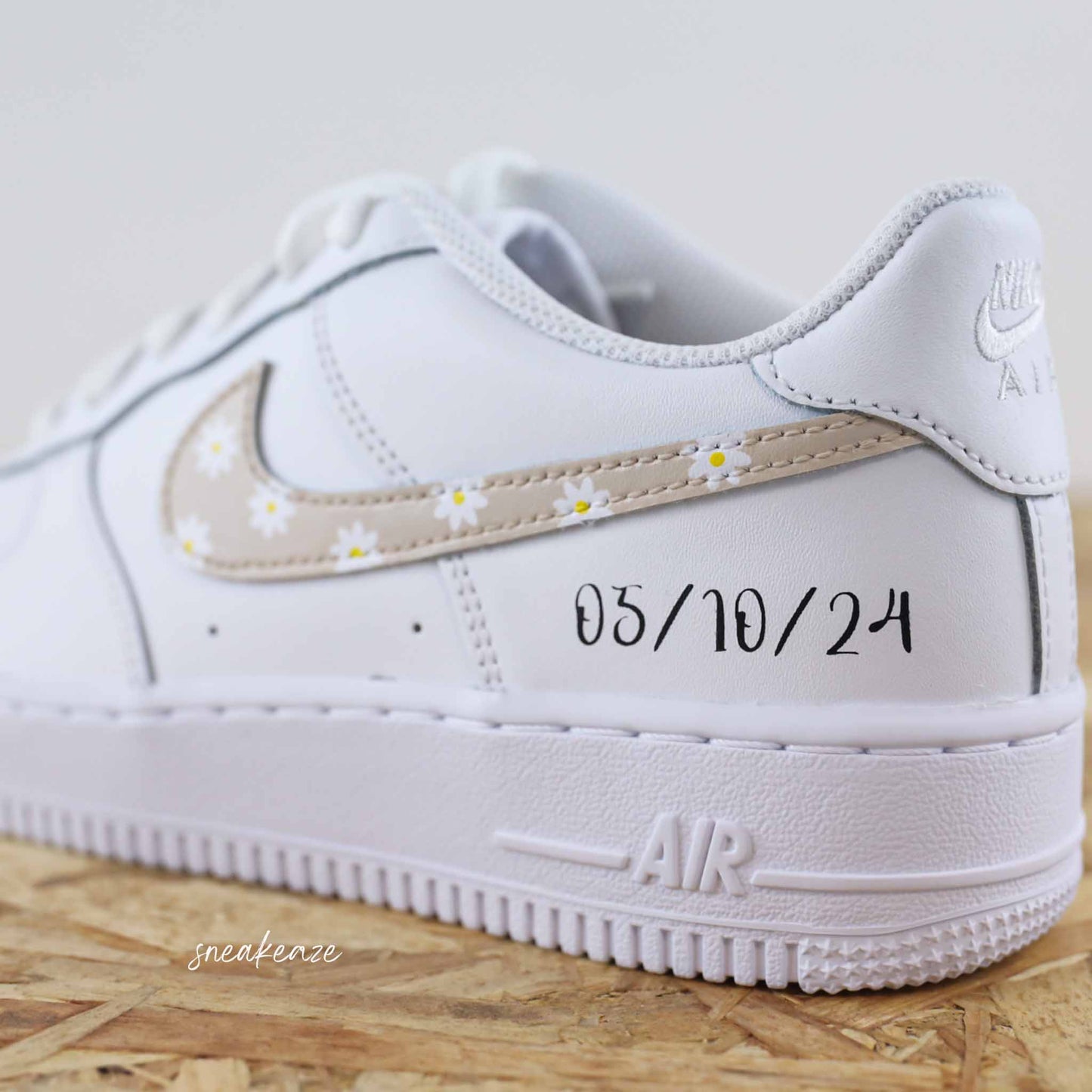 Nike Air Force 1 basses blanches en cuir custom, Démarquez-vous avec une paire de sneakers personnalisable pour votre mariage qui sort vraiment de l’ordinaire pour le jour J. Je dis OUI ! wedding day.