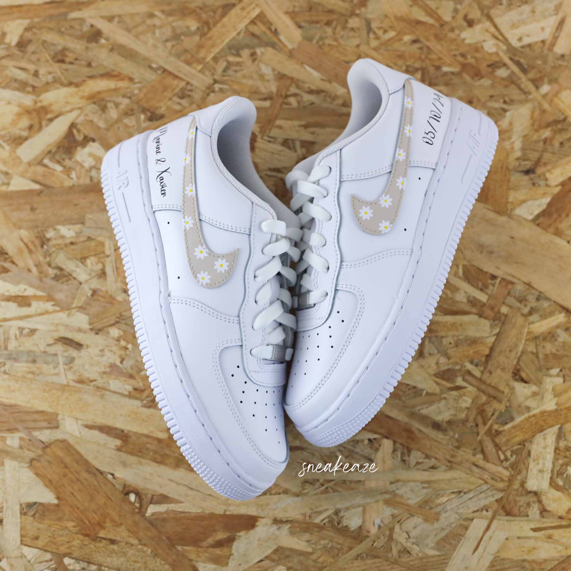 Nike Air Force 1 basses blanches en cuir custom, Démarquez-vous avec une paire de sneakers personnalisable pour votre mariage qui sort vraiment de l’ordinaire pour le jour J. Je dis OUI ! wedding day.