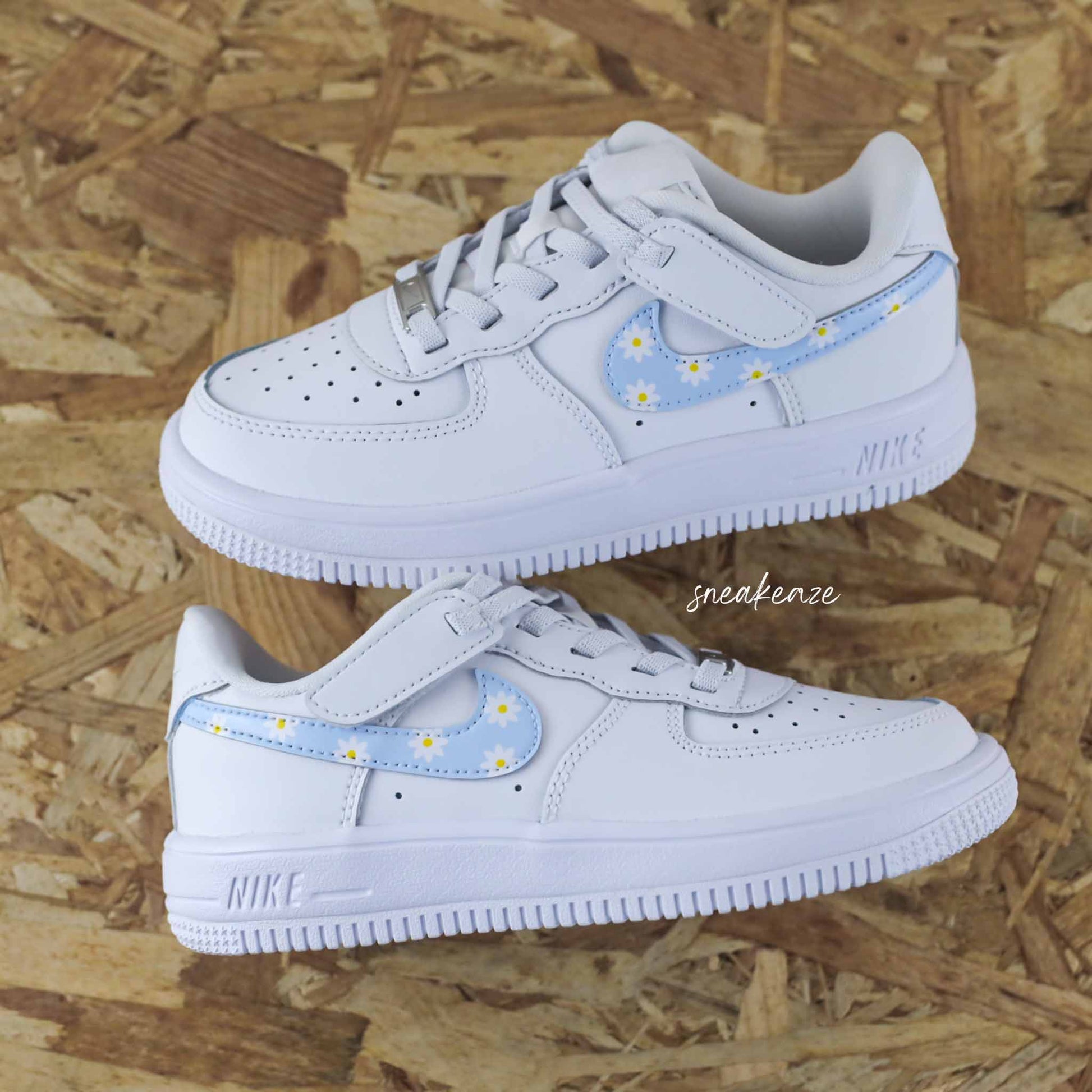 nike air force 1 custom swoosh bleu pastel  motifs marguerites sneakers enfant AF1 personnalisé basket peint à la main 