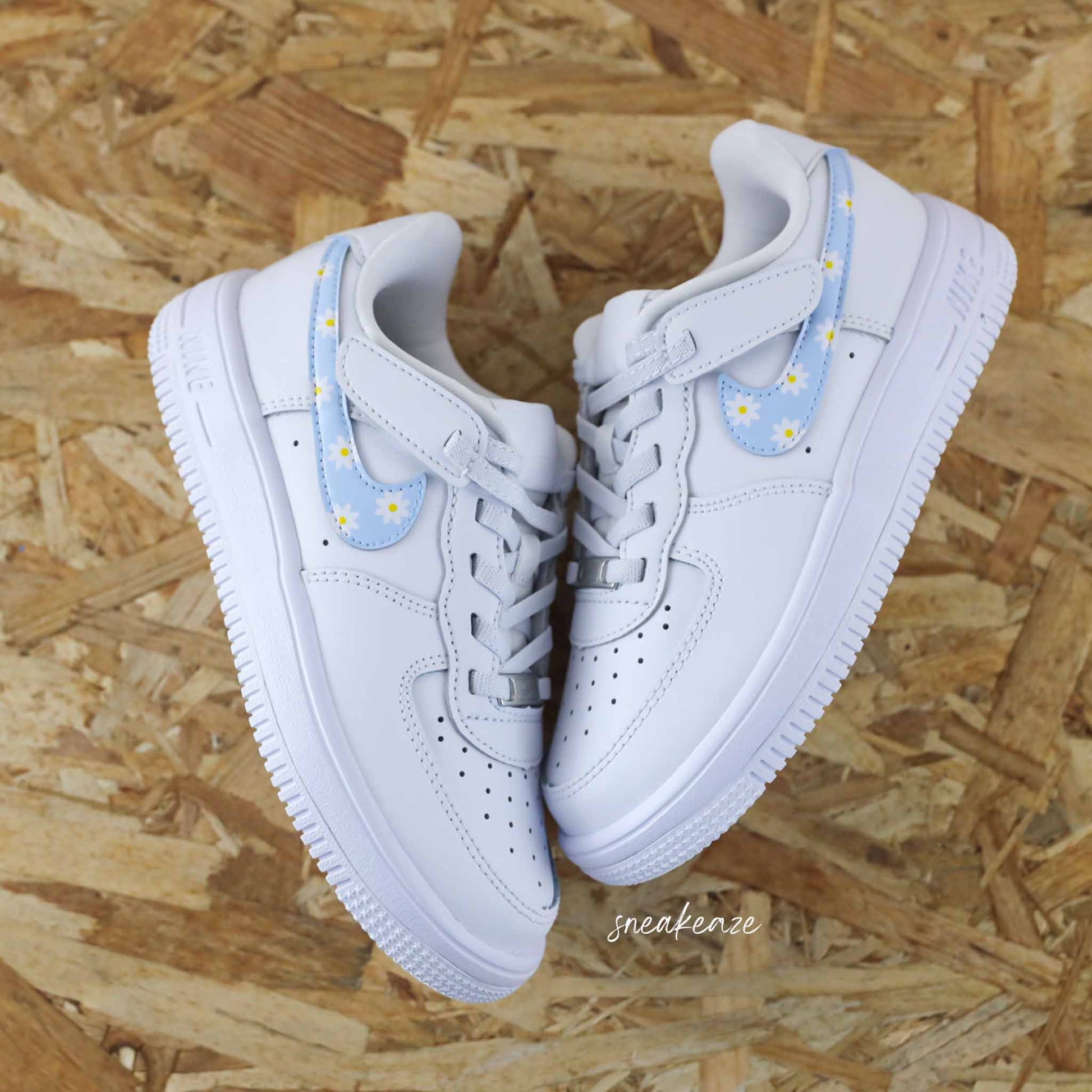 nike air force 1 custom swoosh bleu pastel  motifs marguerites sneakers enfant AF1 personnalisé basket peint à la main 