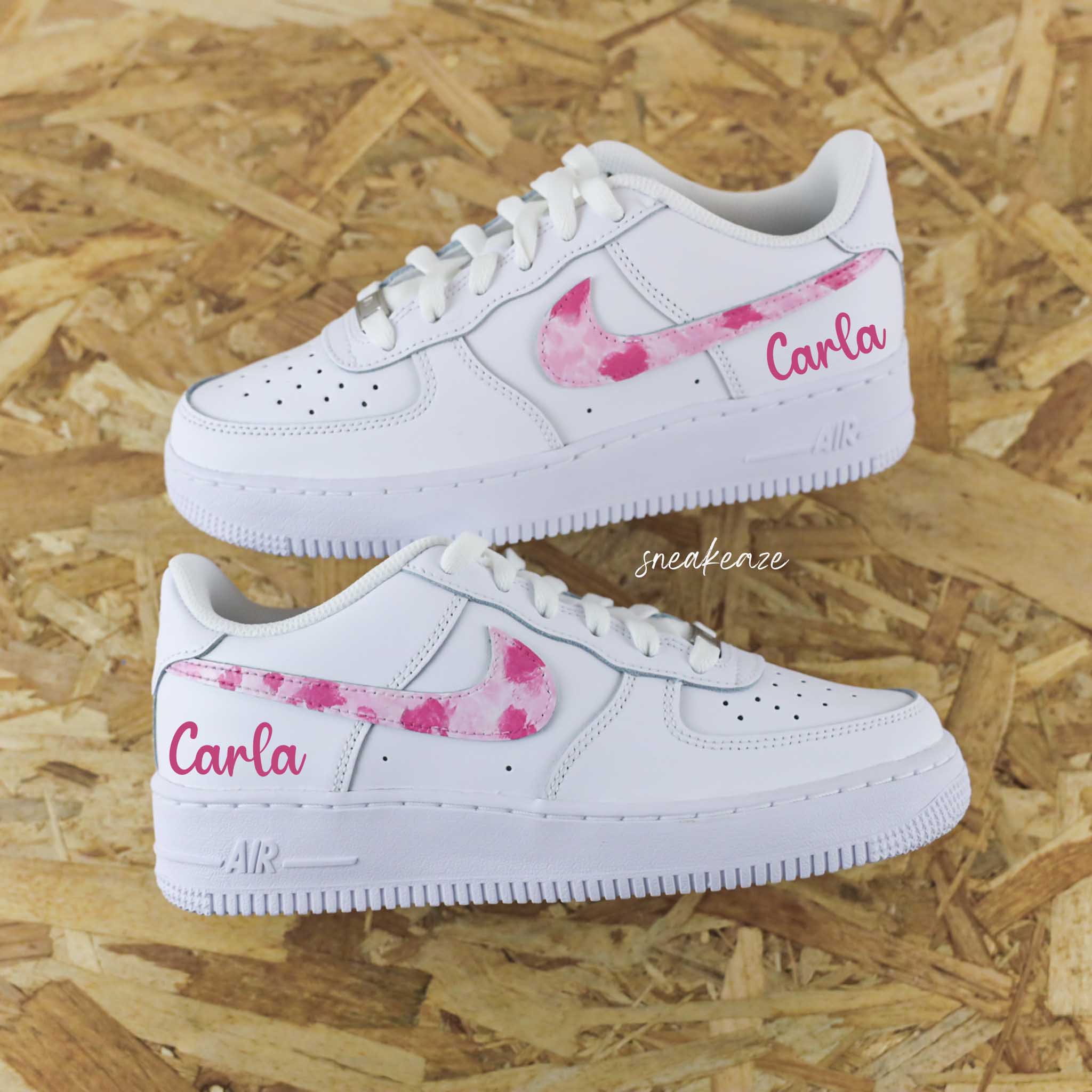 Nike Air Force 1 custom prenom brush chaussures personnalisees avec inscription prenom pour femmes et enfants. SNEAKEAZE CUSTOMS