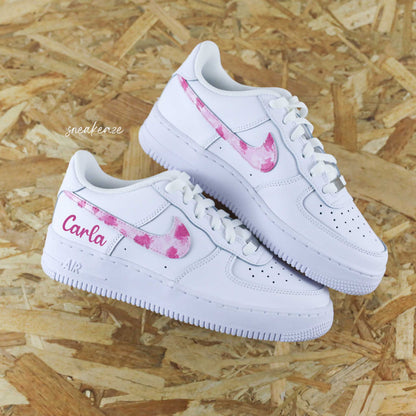 Baskets Air force 1 custom aquarelle brush couleurs pastels baby pink chaussures personnalisées pour femme et enfant sneakeaze customs skz