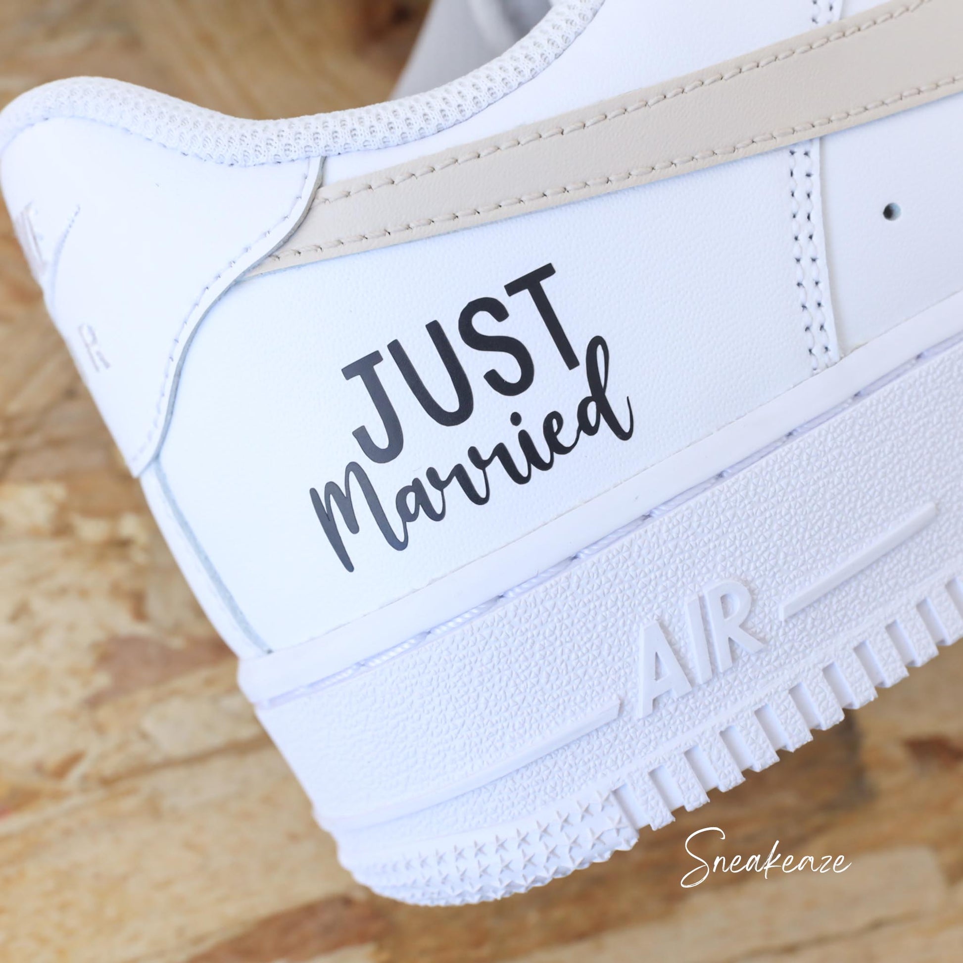Nike Air Force 1 basses blanches en cuir custom pour mariage, Démarquez-vous avec une paire de sneakers personnalisable "Just Married" qui sort vraiment de l’ordinaire pour le jour J. Je dis OUI !