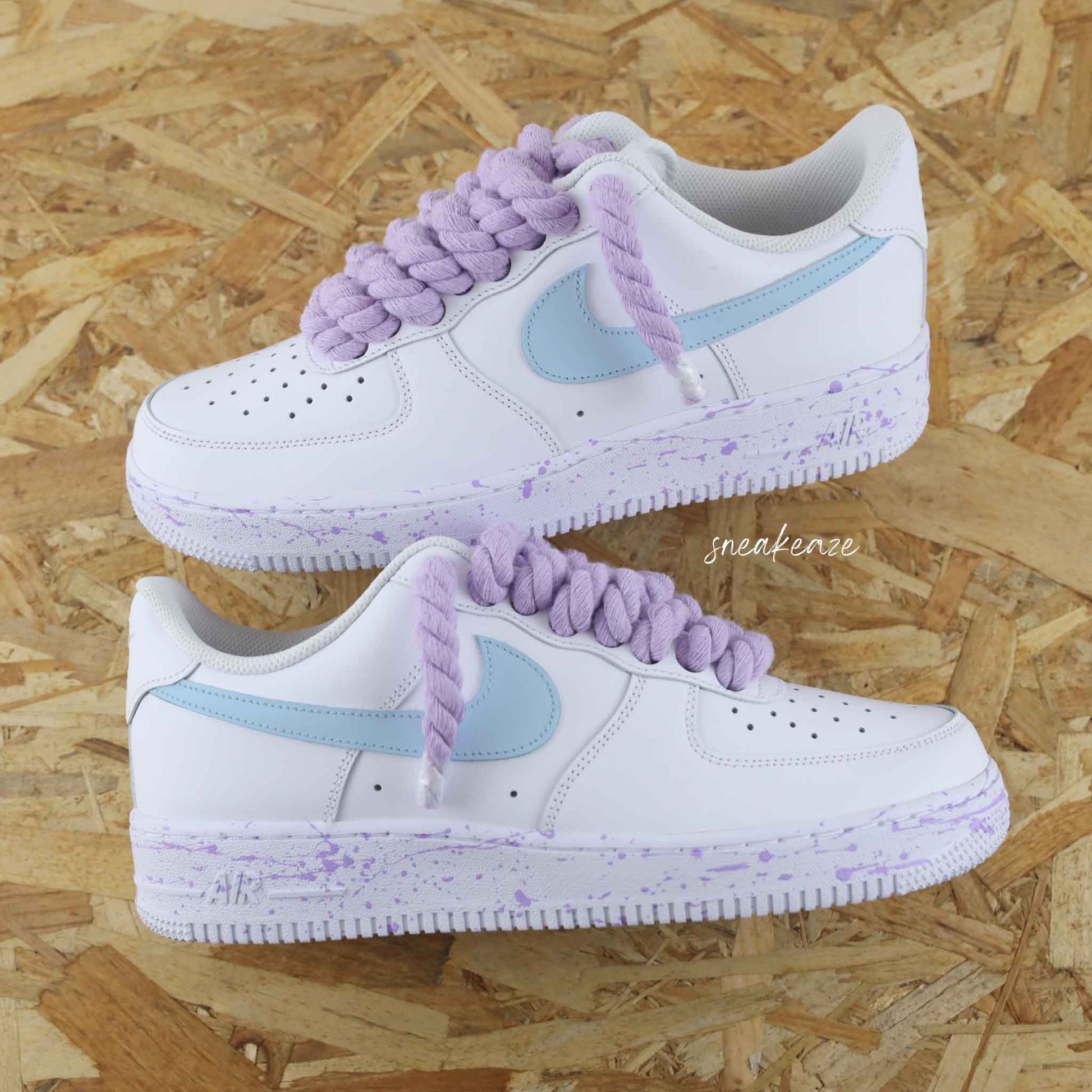 Baskets Nike Air Force 1 custom Lacets Corde lila pastel et swoosh peint couleur bleu clair. Splash sur les semelles assortis sneakers rope laces sneakeaze custom