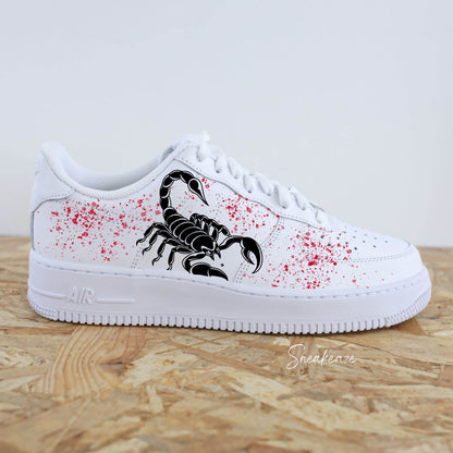 Air Force 1 custom scorpio Splash, baskets Nike avec dessin de scorpion et éclaboussures noir et rouge, modèle unique pour fans de nature désertique