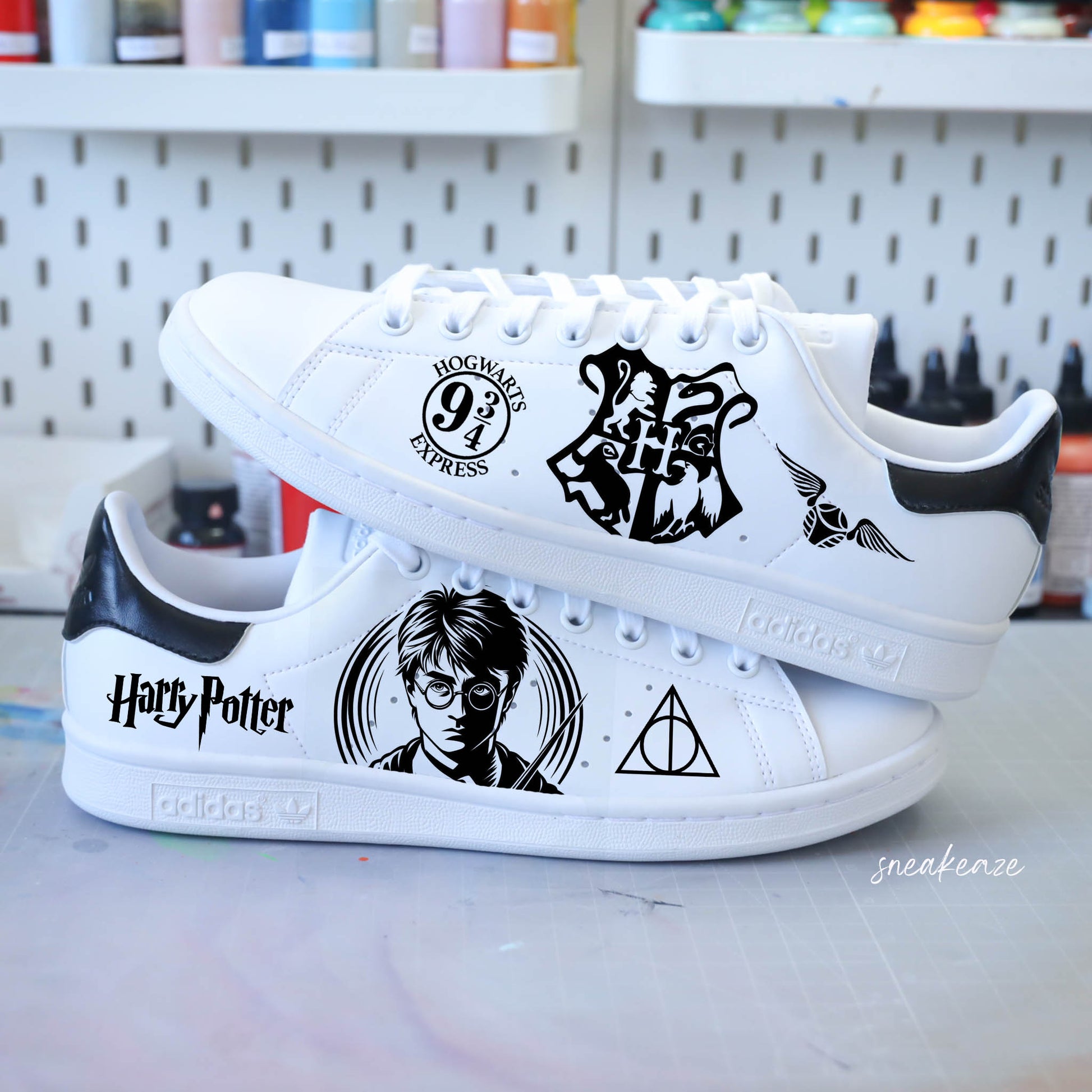 baskets adidas stan smith custom harry potter chaussures personnalisées à la main poudlard gryffondor hermione sneakeaze custom