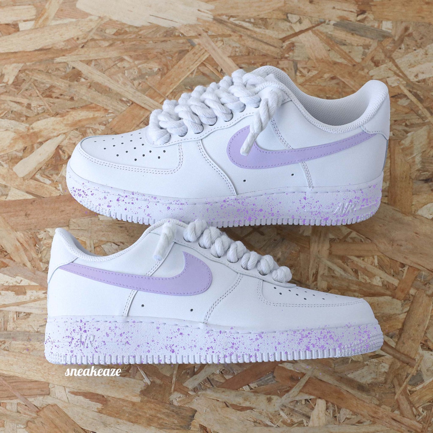 Baskets Nike Air Force 1 custom Lacets Corde et swoosh peint couleur lila. Splash sur les semelles assortis sneakers rope laces sneakeaze custom