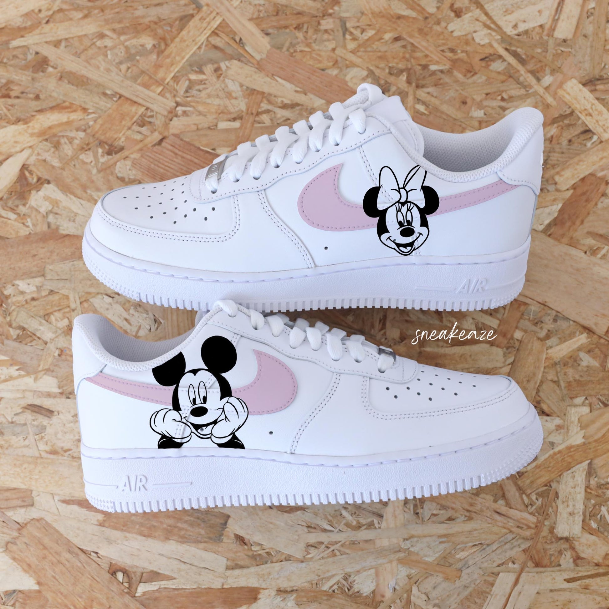 baskets nike air force 1 personnalisées - sneakers mickey et minnie disney custom couleur pastel sneakeaze customs skz