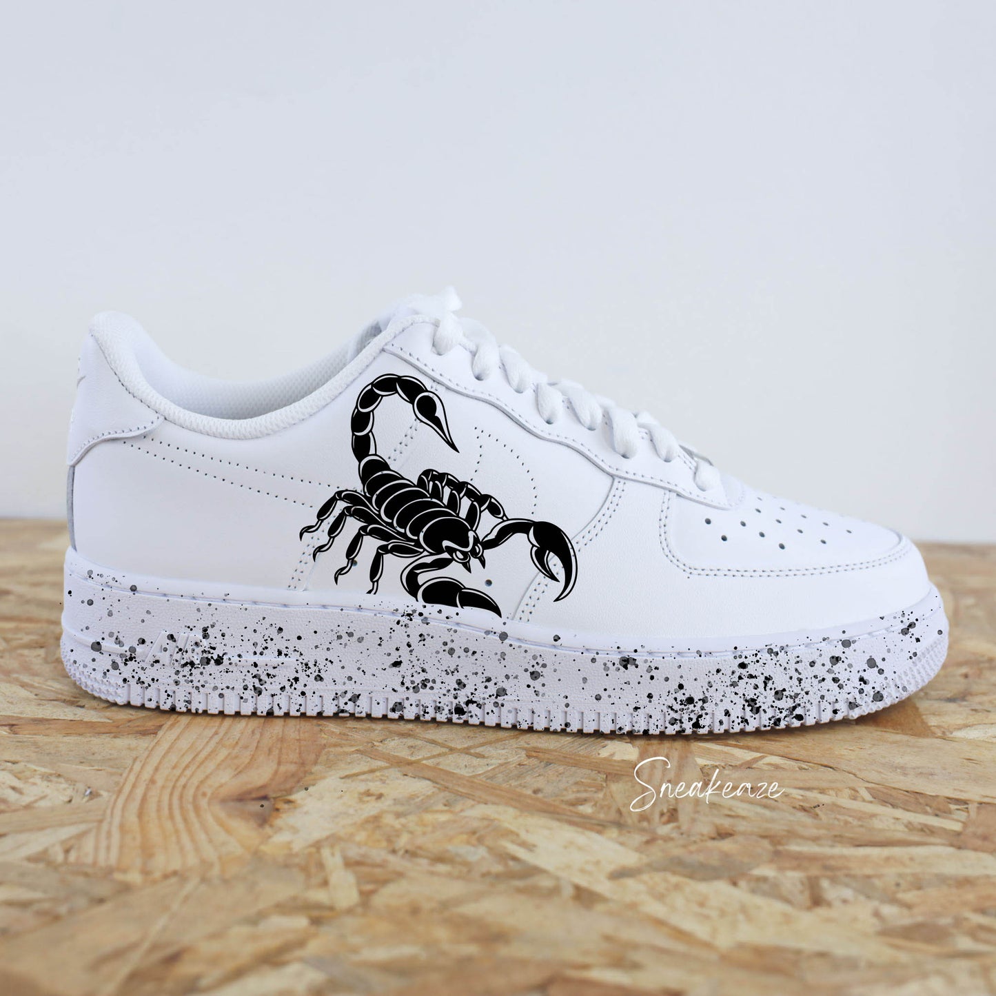 Air Force 1 custom scorpio Splash, baskets Nike avec dessin de scorpion et éclaboussures noir et rouge, modèle unique pour fans de nature désertique