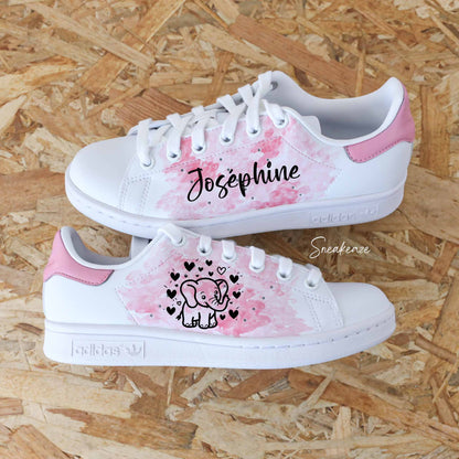 Baskets adidas stan smith custom aquarelle rose pastel avec inscription d'un prénom et dessin d'un éléphant avec des coeurs sneakeaze custom
