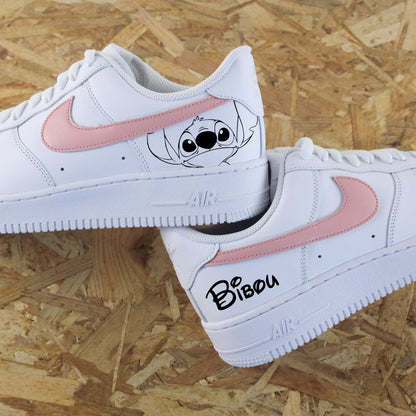 Baskets Nike Air Force 1 custom - dessins de Stitch et inscription du prénom sur côté extérieur et swoosh peints en couleur sneakeaze customs