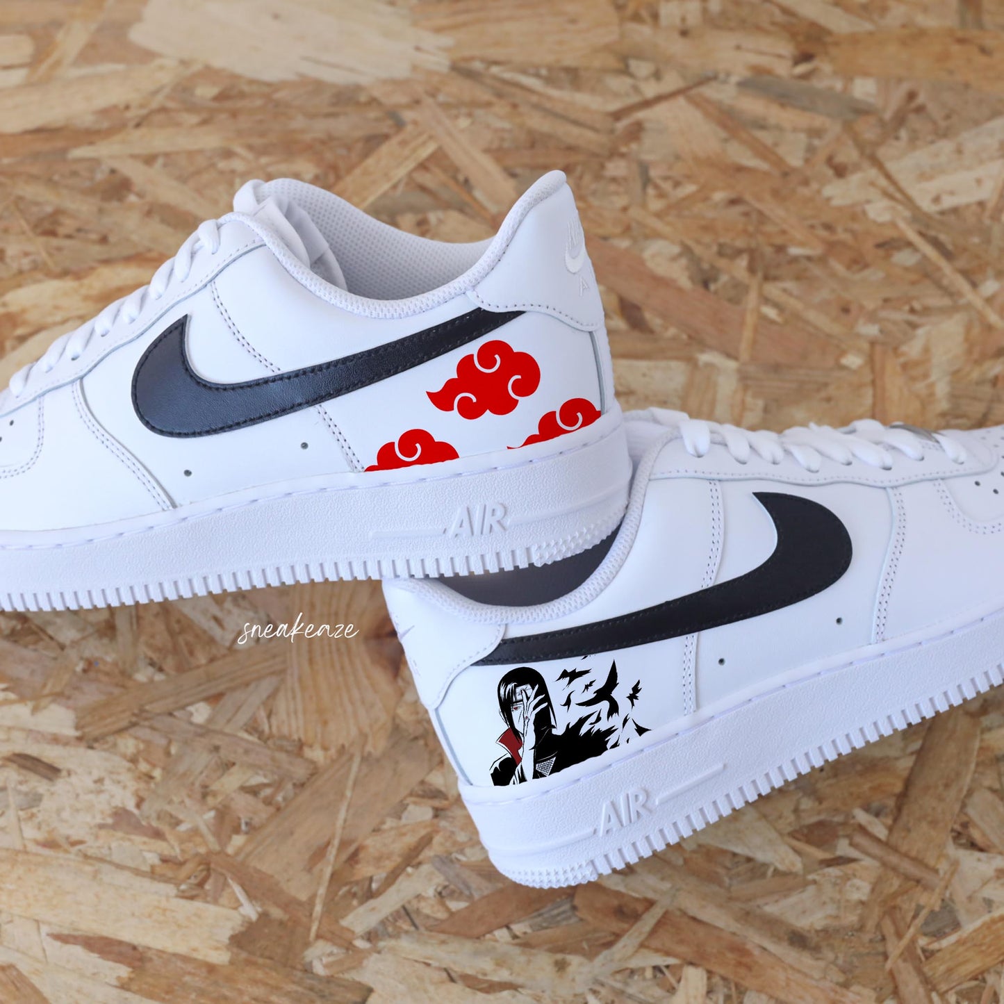  Nike Air Force 1 Custom manga Itachi Naruto | Sneakeaze sneakers personnalisé AF1 pour homme customisé dessin animé japonais