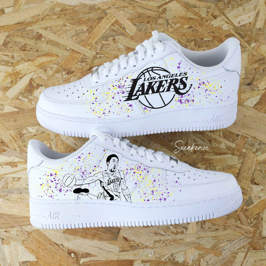 Baskets Nike Air Force 1 custom splash violet et jaune avec dessin d'un basketteur