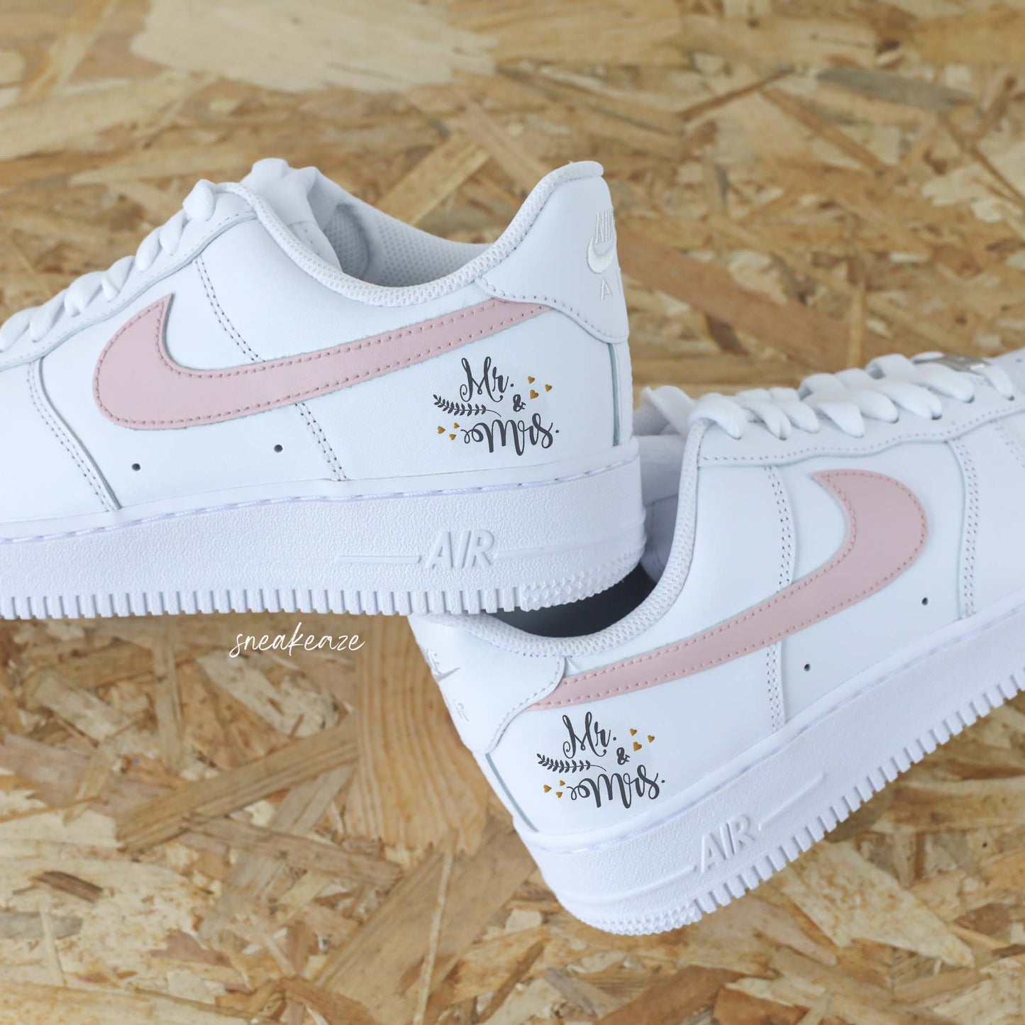 Baskets Nike air force 1 personnalisées pour mariage.

Inscription "Just Married" sur les côtés extérieurs. Les 4 swoosh sont peints en couleur rose poudré.

Modèle fait-main dans notre atelier, peinture waterproof.