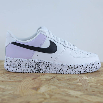 Basket Nike Air force 1 custom color block lila et noir. Signes Nike peint sur les 4 cotés en noir avec splash de peinture assortis sneakeaze custom