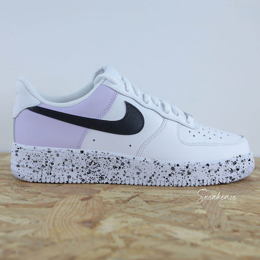 Basket Nike Air force 1 custom color block lila et noir. Signes Nike peint sur les 4 cotés en noir avec splash de peinture assortis sneakeaze custom