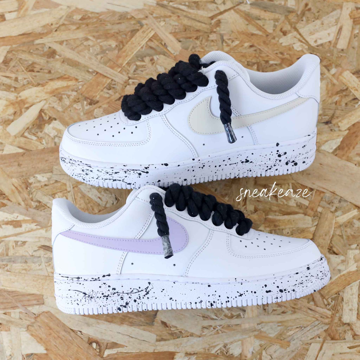 Baskets Nike Air Force 1 custom Lacets Corde noir et swoosh peint couleur beige et lila pastel. Splash sur les semelles assortis sneakers rope laces sneakeaze custom