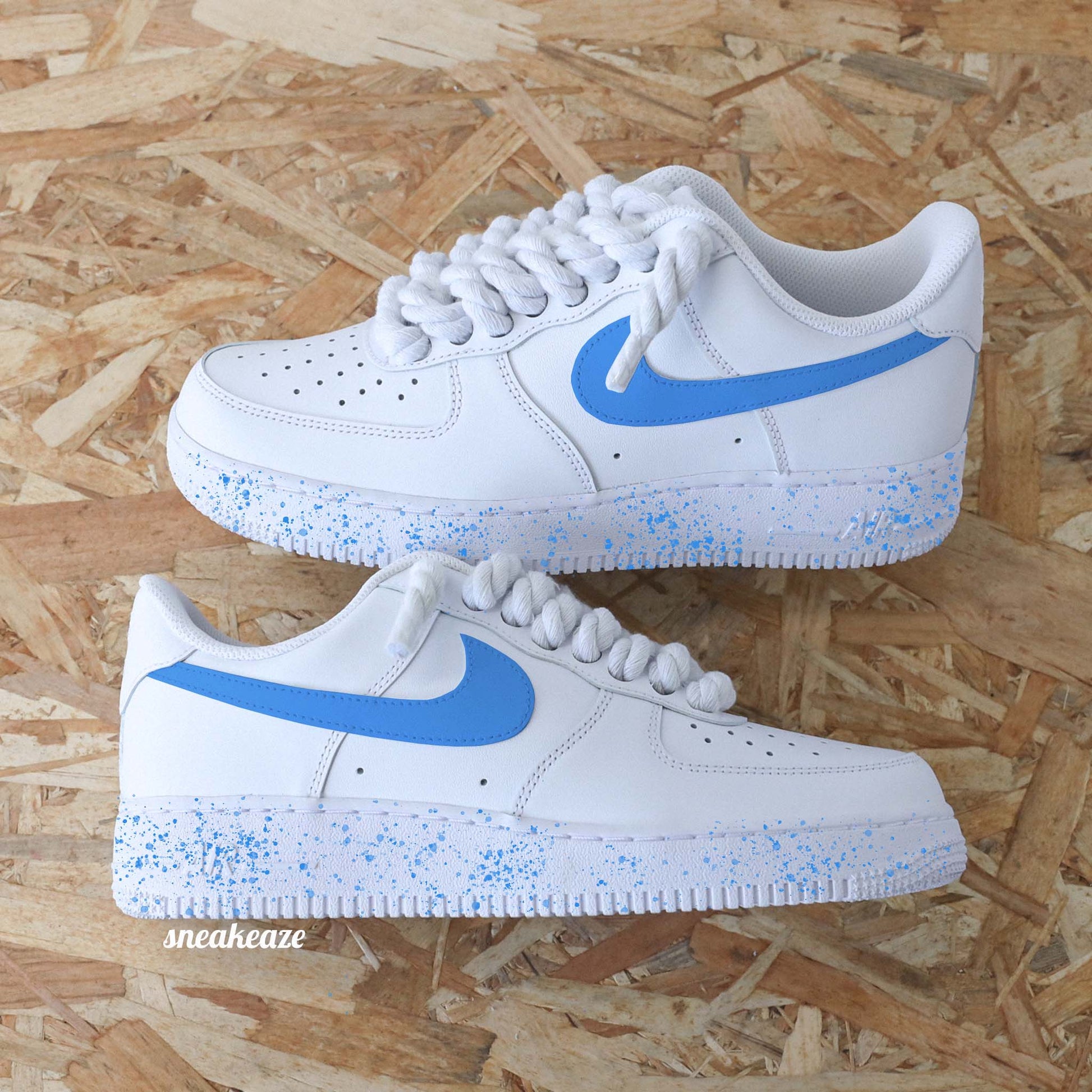 Baskets Nike Air Force 1 custom Lacets Corde et swoosh peint couleur lila. Splash sur les semelles assortis sneakers rope laces sneakeaze custom