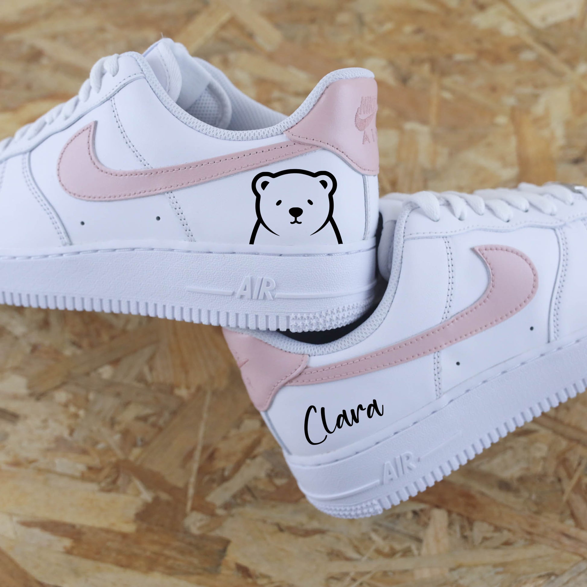 Baskets Nike Air Force 1 custom swoosh rose pastel avec inscription d'un prénom et dessin d'un ourson sneakeaze custom