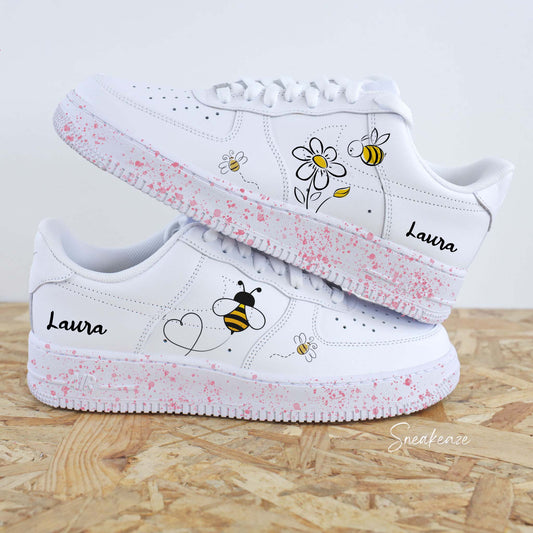 baskets nike air force 1 custom Abeille et prénom peint à la main avec splash de peinture rose pastel - sneakeaze custom