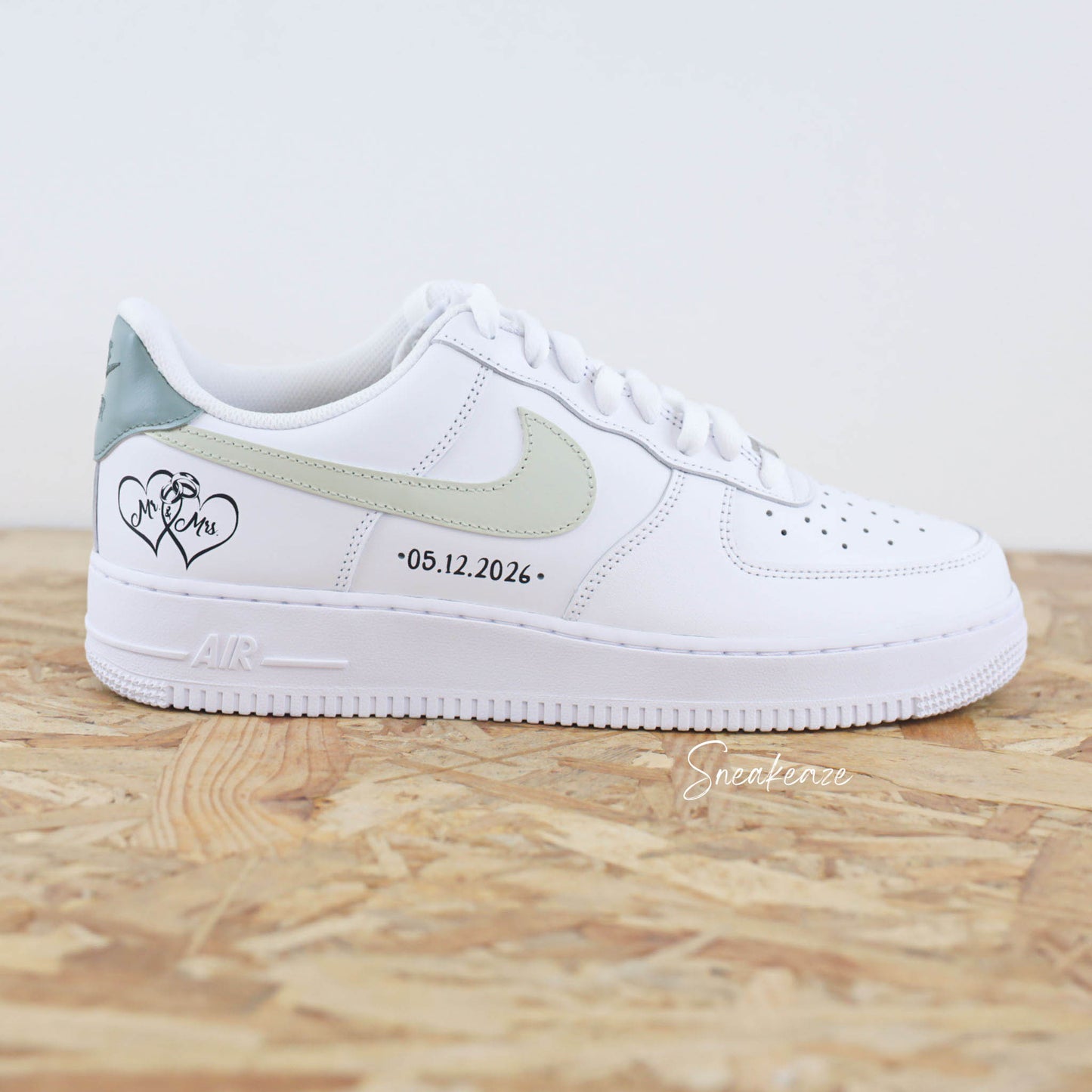 Air Force 1 custom mariage Mr & Mrs, baskets Nike pastel vert sauge et vert de gris avec date personnalisée, modèle unique pour mariage
