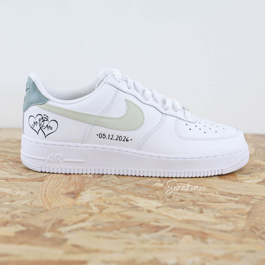 Air Force 1 custom mariage Mr & Mrs, baskets Nike pastel vert sauge et vert de gris avec date personnalisée, modèle unique pour mariage