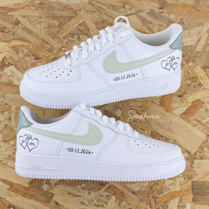 Air Force 1 custom mariage Mr & Mrs, baskets Nike pastel vert sauge et vert de gris avec date personnalisée, modèle unique pour mariage